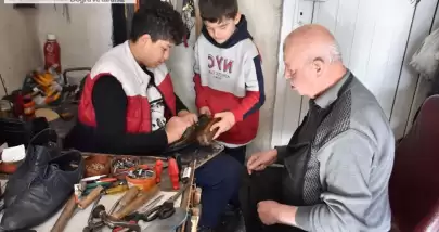 20 yaşındaki genç çırak, 45 yıldır bu mesleği icra eden bir ustadan aldığı eğitimle başarıya koşuyor: "Babamızın aktardığı bilgilerle yolumuza devam ediyoruz"