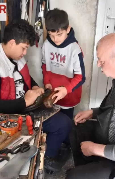 20 yaşındaki genç çırak, 45 yıldır bu mesleği icra eden bir ustadan aldığı eğitimle başarıya koşuyor: "Babamızın aktardığı bilgilerle yolumuza devam ediyoruz"