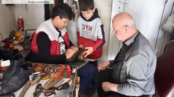 20 yaşındaki genç çırak, 45 yıldır bu mesleği icra eden bir ustadan aldığı eğitimle başarıya koşuyor: "Babamızın aktardığı bilgilerle yolumuza devam ediyoruz"