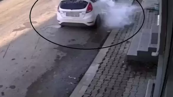 Kar yığınının çatıdan kopması sonucu park halindeki aracın üzerine düştü!