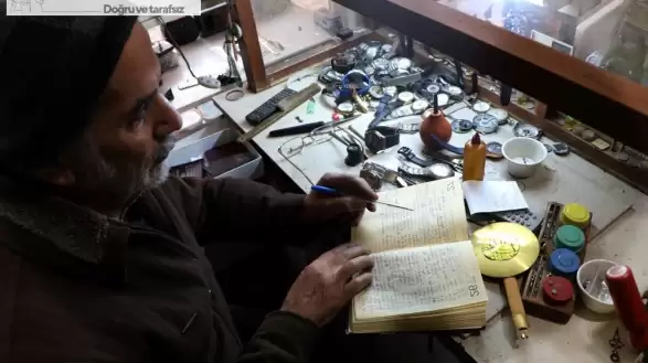 Saat Ustası, 25 Yıldır Defterine Kaydettiği İsimlerle Geçmişi Hatırlıyor